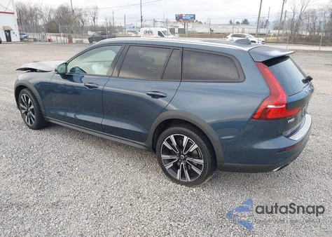 2022 Volvo V60 Cross Country T5 z USA, uszkodzony, nr VIN YV4102WK5N1086364